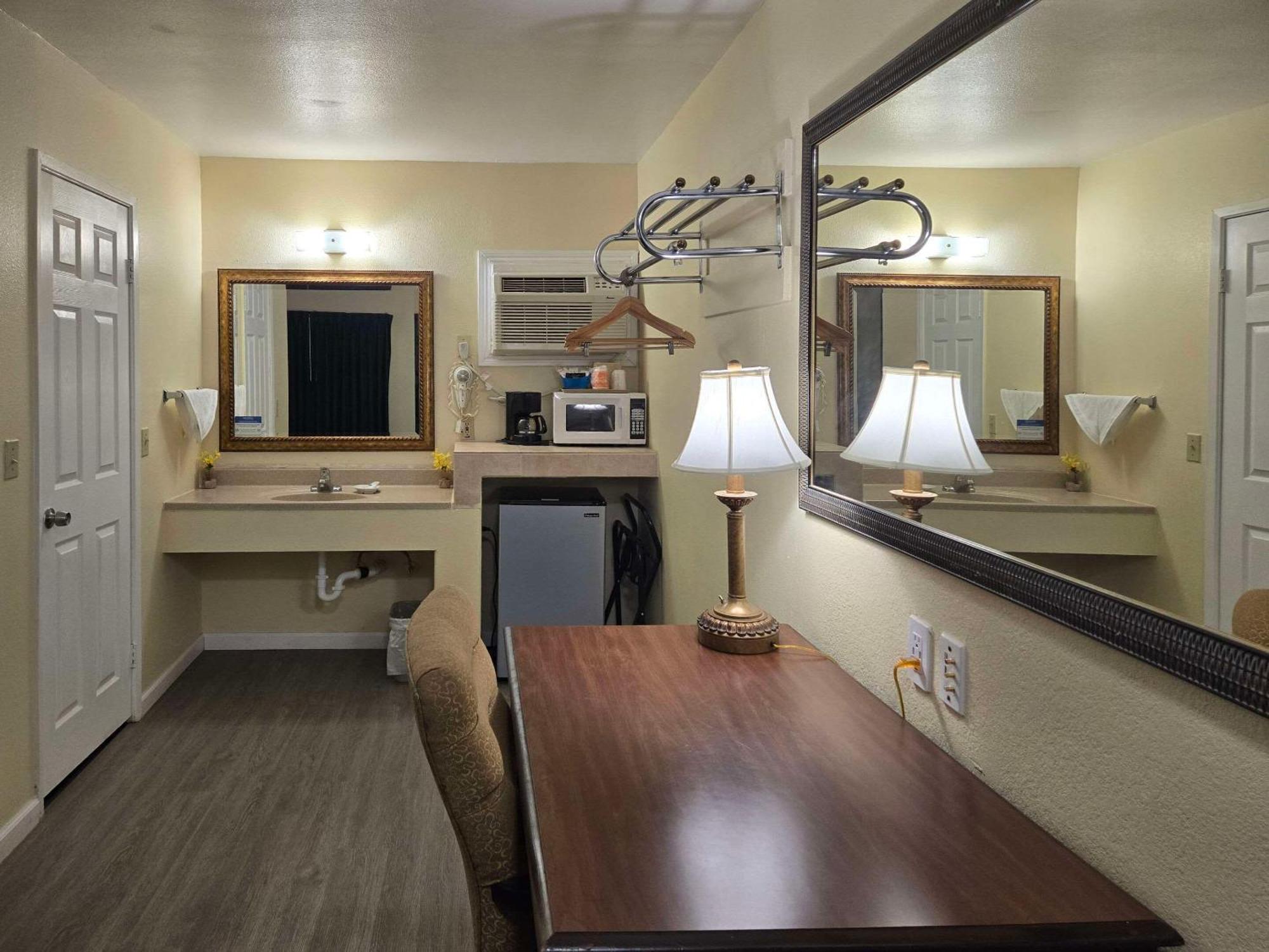 Rodeway Inn & Suites Blythe I-10 Exterior photo