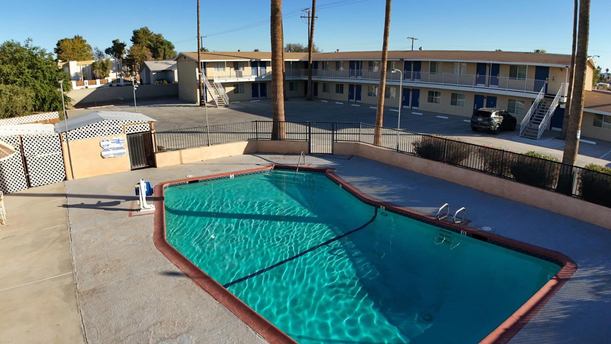 Rodeway Inn & Suites Blythe I-10 Exterior photo